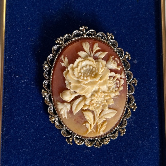 Vintage Rose Cameo Brooch by Gerry’s Jewelry Company - Picture 1 of 10
